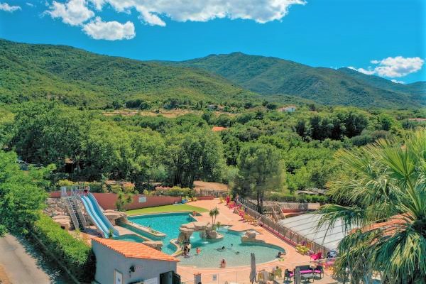 campings/francia/languedoc-rosellon/pirineos-orientales/des Albères/piscine-vue-arienne-2.jpg